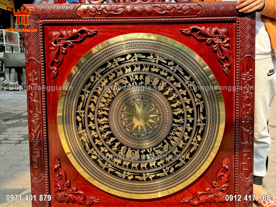 Từng đường nét trên mặt trống đồng được làm vô cùng tỉ mỉ và tinh xảo